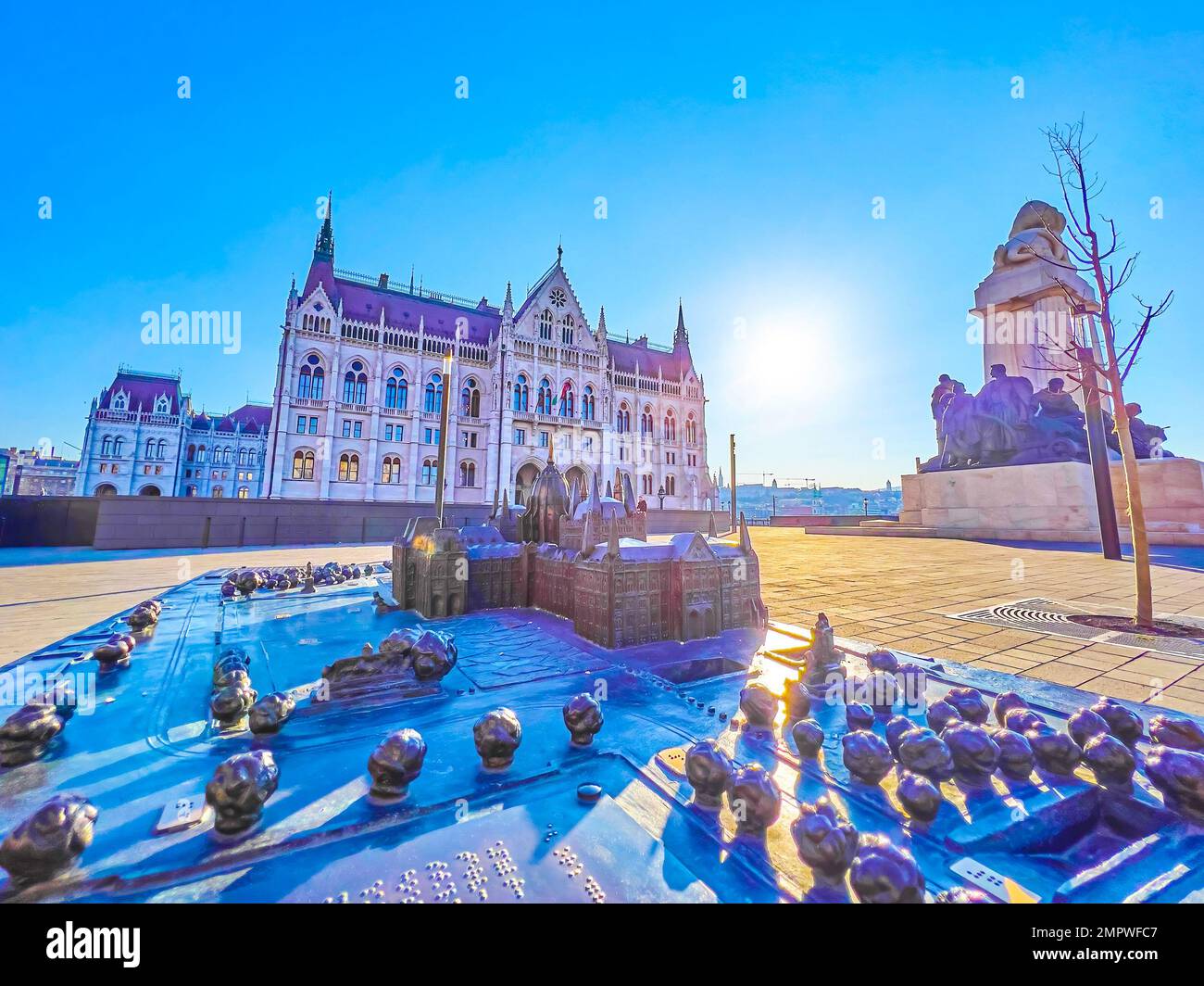 La vue sur le bâtiment du Parlement de la Hongrie à travers son petit modèle, monté sur la place à côté, Budapest, Hongrie Banque D'Images