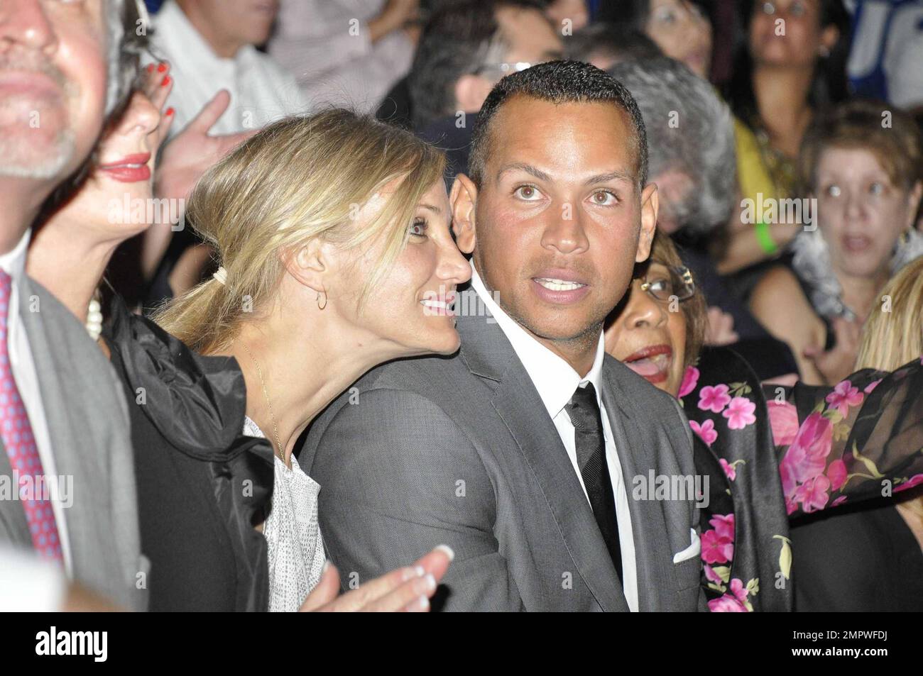 EXCLUSIF !! L'actrice Cameron Diaz se joint à son petit ami, troisième bassiste des New York Yankees, Alex Rodriguez, au centre de villégiature Casa de Campo, où le Latino Baseball Hall of Fame lui a décerné un prix spécial pour sa course à domicile en 600th. Rodriguez, dont les parents sont dominicains, a parlé au public qui comprenait d'autres anciens joueurs qui ont constitué la classe du Temple de la renommée 2011 des intronisés de Sal—n de la Fama del Bisbol Latino. Avant de monter sur le podium, Rodriguez semblait noter quelques notes pour son discours tandis que Diaz, qui avait l'air décontracté dans une mini robe blanche et portait une petite bague dorée Banque D'Images