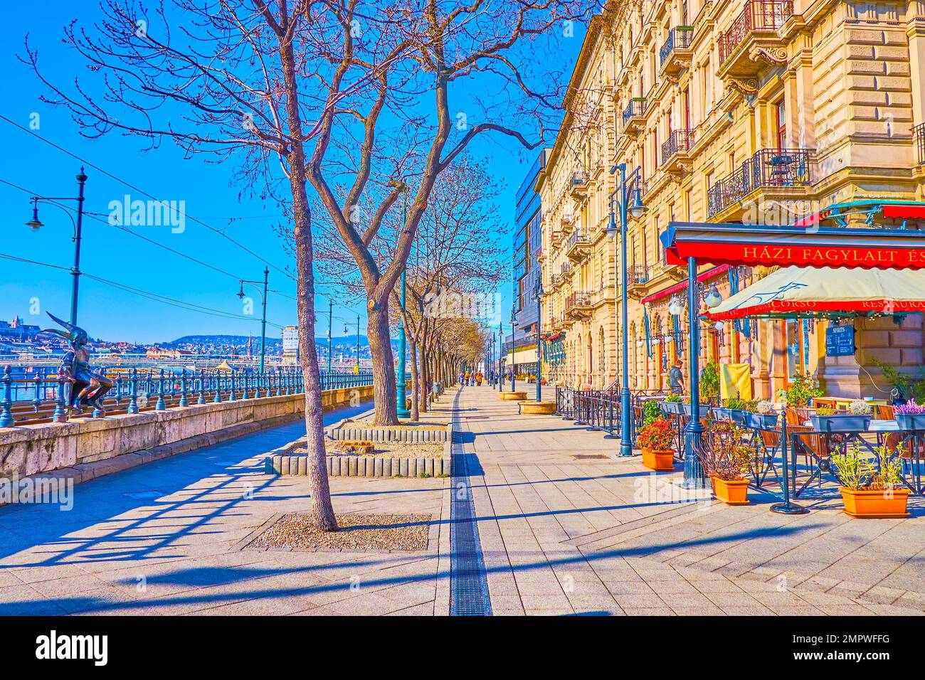 BUDAPEST, HONGRIE - 2 MARS 2022 : la Promenade du Danube est un endroit idéal pour les promenades de loisir le long de la rivière, en profitant d'une vue magnifique, sur 2 mars à Budapest Banque D'Images