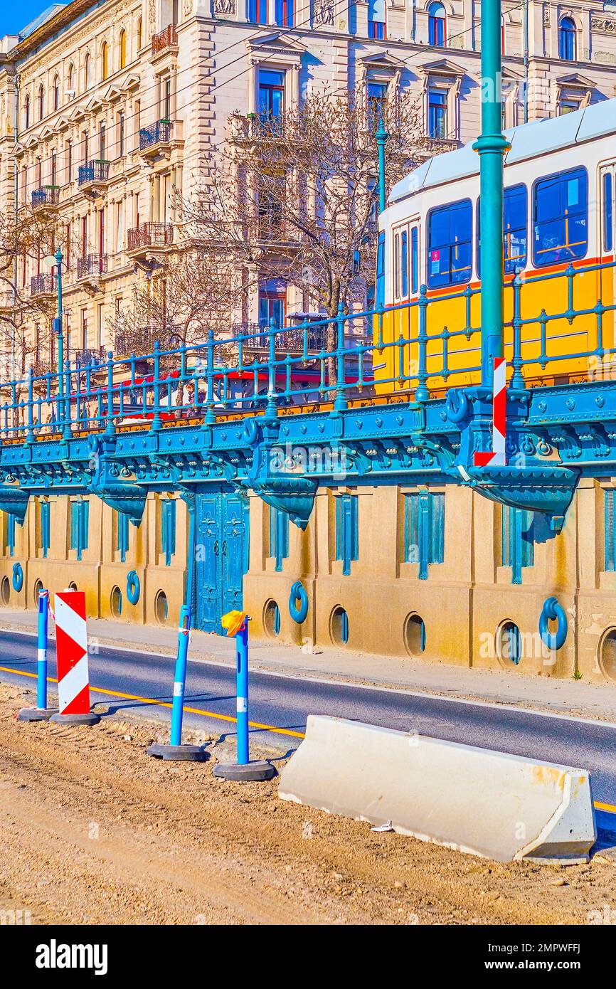 Le tramway jaune rero de Budapest se déplace sur la ligne de tramway Jane Haining Rkp le long du remblai du Danube, en Hongrie Banque D'Images