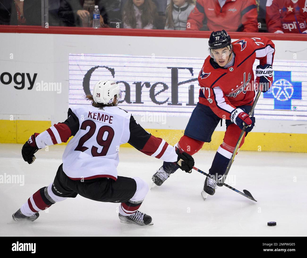 Washington Capitals right wing T.J. Oshie (77) chases the puck against Arizona Coyotes right wing Mario Kempe (29) during the third period of an NHL hockey game, Monday, Nov. 6, 2017, in Washington. The Capitals won 3-2 in overtime. (AP Photo/Nick Wass) Banque D'Images