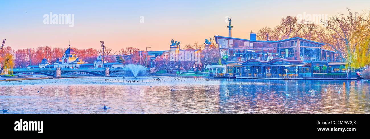 Panorama du parc de la ville en soirée et du monument du millénaire sur la place Heroe en arrière-plan, Budapest, Hongrie Banque D'Images