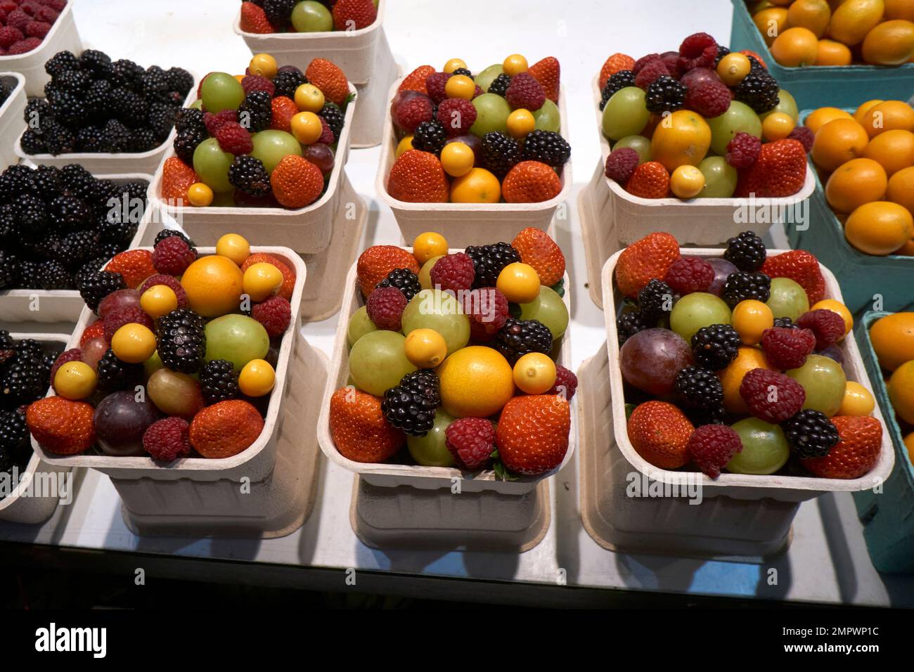 Contenants de baies et de raisins mélangés destinés à la vente dans le marché public de Granville Island, Vancouver, C.-B., Canada Banque D'Images