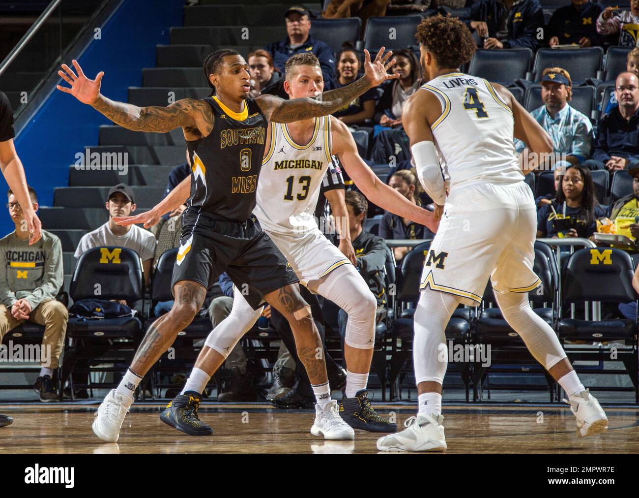 Southern Mississippi guard Dominic Magee (0) defends Michigan forward Isaiah Livers (4) in the first half of an NCAA college basketball game at Crisler Center in Ann Arbor, Mich., Thursday, Nov. 16, 2017. (AP Photo/Tony Ding) Banque D'Images