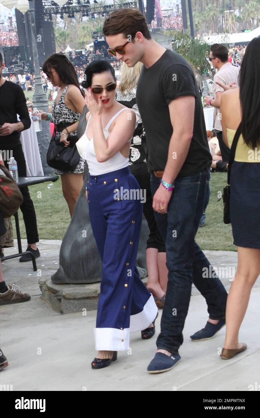 DITA Von Teese et Louis-Marie de Castelbajac au jour 2 du Festival de musique et d'arts de Coachella 2010. Indio, Californie 4/17/10. Banque D'Images