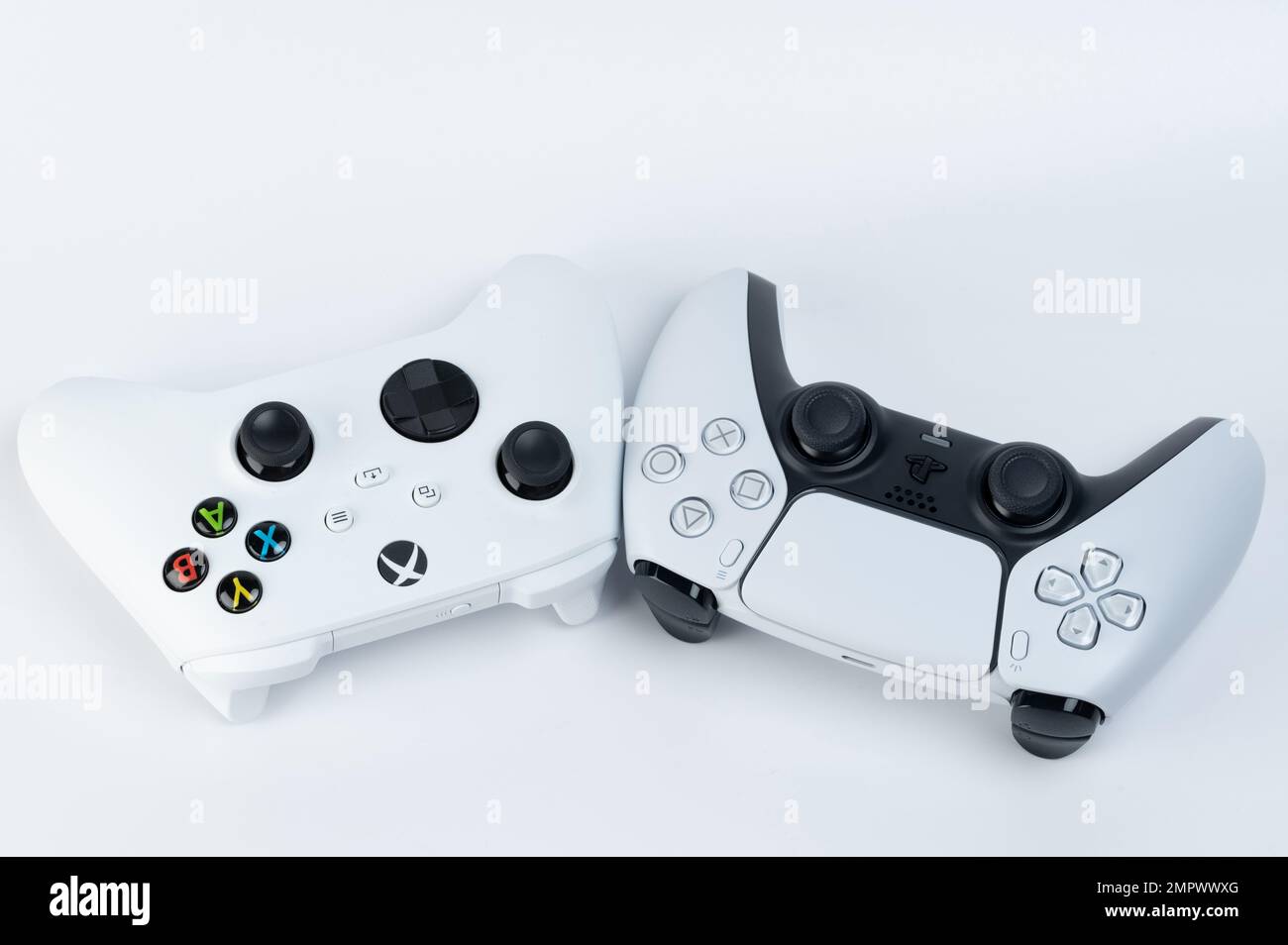 New york, Etats-Unis - 28 décembre 2022 : deux joysticks à côté les uns des autres des sociétés Microsoft et Sony Banque D'Images