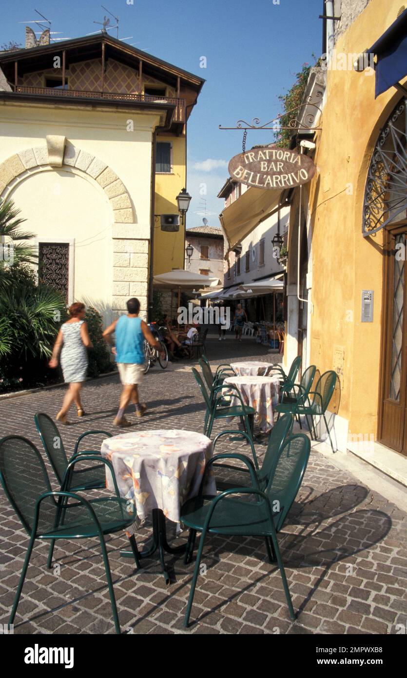 Personnes marchant dans la zone pavée de Gardone, Lombardie, Italie Banque D'Images