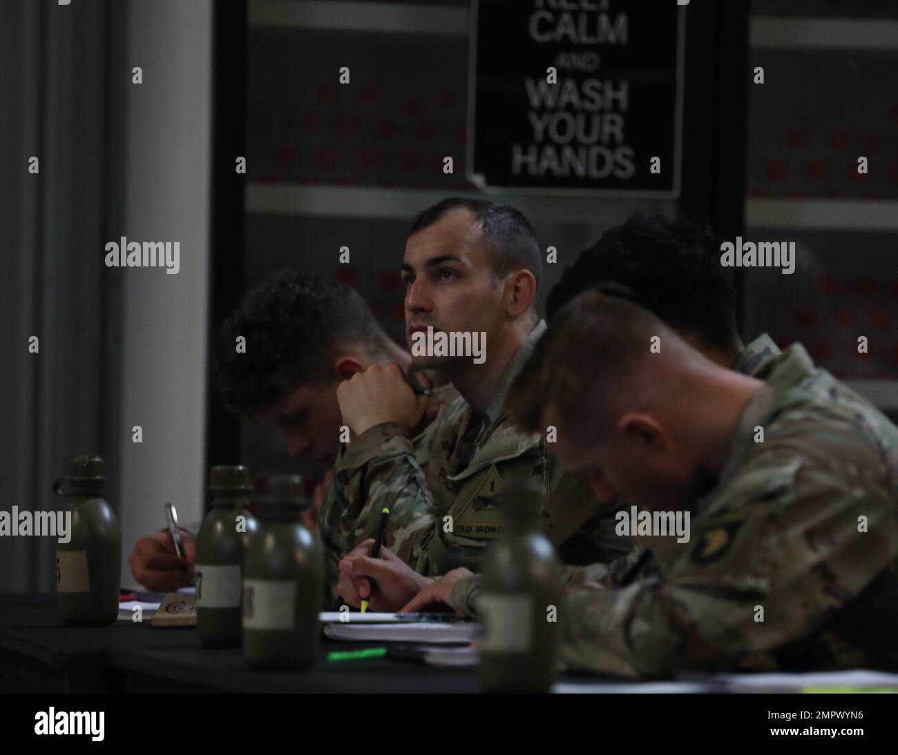 Les soldats de la 101st Division aéroportée (assaut aérien) reçoivent des cours en classe pendant le premier jour de l'école d'assaut aérien sur la base aérienne de Mihail Kogalniceanu, en Roumanie, sur 19 novembre 2022. Les soldats doivent apprendre différentes capacités de l'avion, comme la vitesse, la capacité de poids et la capacité maximale du personnel. Banque D'Images