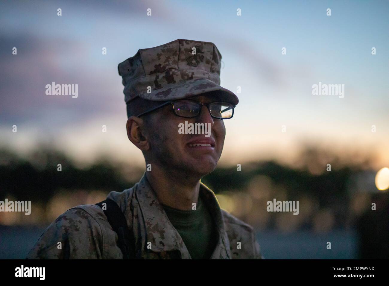 ÉTATS-UNIS Marines avec Delta Company, 1st recrute Bataillon d'entraînement, reçoivent leur aigle, Globe, et l'ancre sur le corps de Marine recent Depot Parris Island, S.C. (19 novembre 2022). Les recrues qui reçoivent leur EGA marquent leur transformation en États-Unis Marine. Banque D'Images