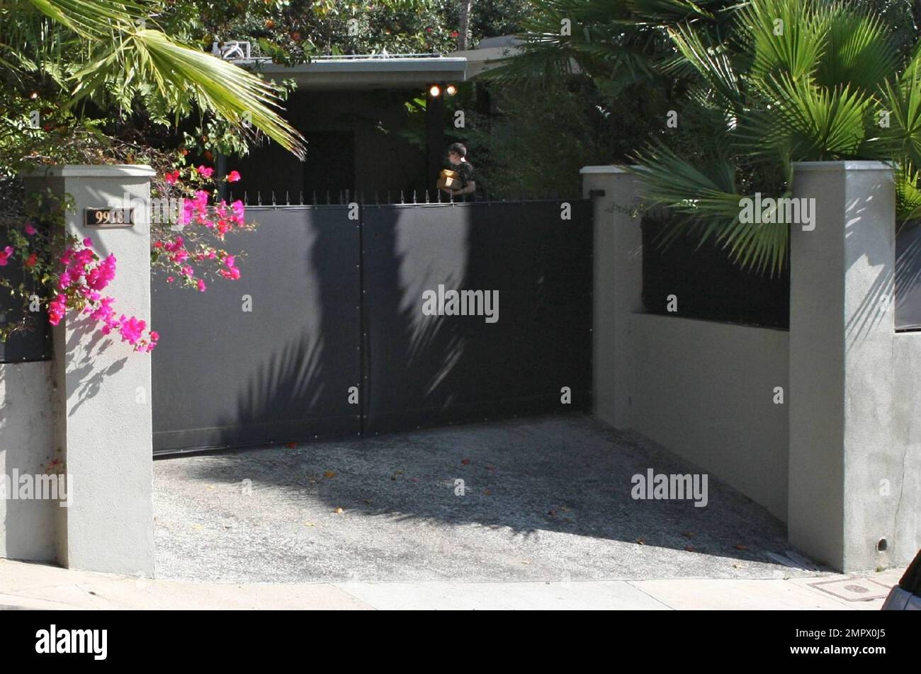 EXCLUSIF !! Suite à son décès plus tôt cette année, la maison de DJ AM DE LA région A été inscrite à la vente. Avec un prix de $3 795 000 la maison mesure 3 375 pieds carrés et a 4 chambres, 4,5 salles de bains. La maison a vue sur le canyon et la ville, riches planchers d'acajou, théâtre intégré personnalisé, système Crestron et TV à écran plat partout, cheminée à deux côtés, bureau, grande cuisine avec appareils en acier inoxydable et comptoirs en marbre de Carrerra, quatre chambres et 4 salles de bains et demi, l'espace ouvert donne sur une cour paysagée avec piscine et bain bouillonnant. Banque D'Images