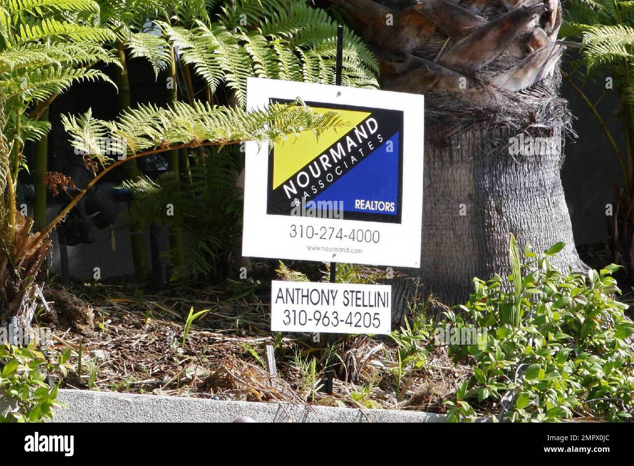 EXCLUSIF !! Suite à son décès plus tôt cette année, la maison de DJ AM DE LA région A été inscrite à la vente. Avec un prix de $3 795 000 la maison mesure 3 375 pieds carrés et a 4 chambres, 4,5 salles de bains. La maison a vue sur le canyon et la ville, riches planchers d'acajou, théâtre intégré personnalisé, système Crestron et TV à écran plat partout, cheminée à deux côtés, bureau, grande cuisine avec appareils en acier inoxydable et comptoirs en marbre de Carrerra, quatre chambres et 4 salles de bains et demi, l'espace ouvert donne sur une cour paysagée avec piscine et bain bouillonnant. Banque D'Images