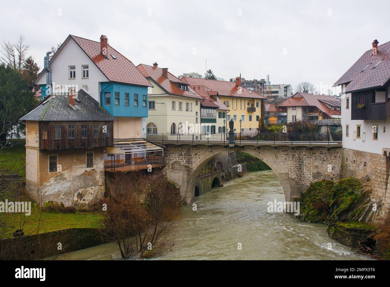 Un jour de décembre humide à Skofja Loka, à Gorenjska, en Slovénie. Le pont de Capuchin traversant la rivière Selska Sora en traversant le centre historique Banque D'Images