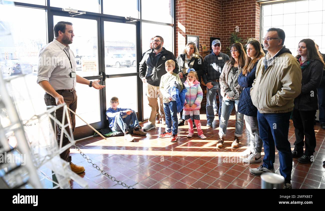 Ben Holton, membre de l'équipe du complexe de développement d'ingénierie Arnold, s'adresse aux participants à la journée portes ouvertes du 716e escadron d'essais et à la Journée de la famille alors qu'ils examinent un modèle de l'installation de tunnel éolien de propulsion du 21 novembre 2022, à la base aérienne d'Arnold, Tennessee. Le 716 TS effectue des essais d'effets aérodynamiques et de séparation des magasins au sol dans des souffleries situées à Arnold AFB, White Oak, Maryland et Mountain View, Californie. 716e escadron d'essai (716 TS), complexe de développement d'ingénierie Arnold (AEDC), Journée de la famille, portes ouvertes, Banque D'Images