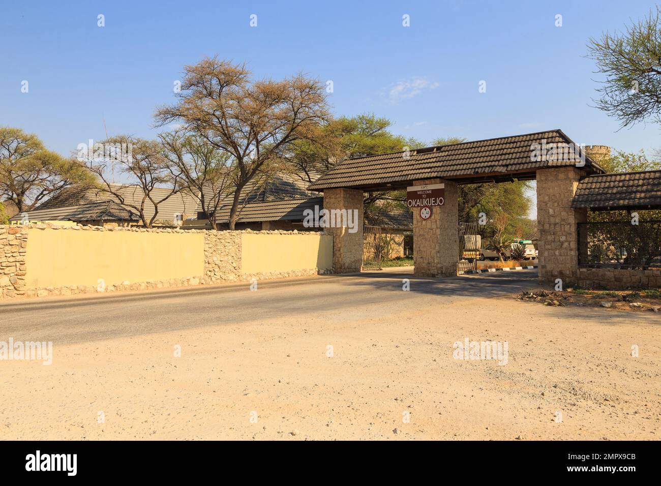 Parc national d'Etosha 06 octobre 2018 : entrée zone de camping Okaukuejo. Le célèbre trou d'eau Okaukuejo Rest Camp. Banque D'Images