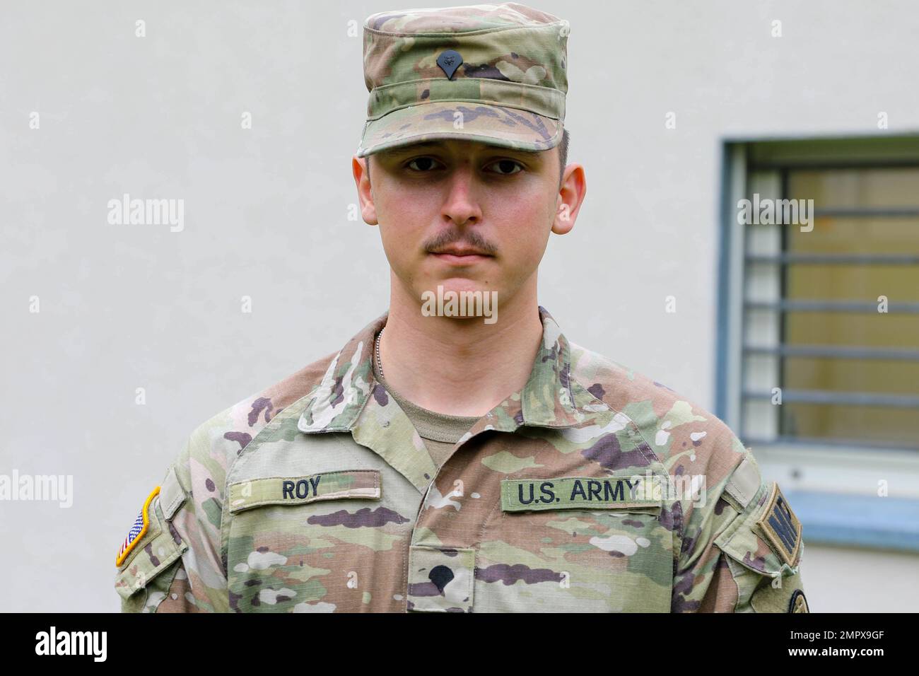 ÉTATS-UNIS Nathan Roy, SPC de l'armée, États-Unis L'activité correctionnelle régionale de l'Armée de terre-Europe, se trouve en face des États-Unis Installation de correction régionale de l'armée-Europe après avoir été reconnue par le général de division James Smith, commandant général, 21st Theatre Sustainment Command, lors d'une visite guidée de l'installation à Sembach Kaserne, Allemagne, 22 novembre 2022. Banque D'Images