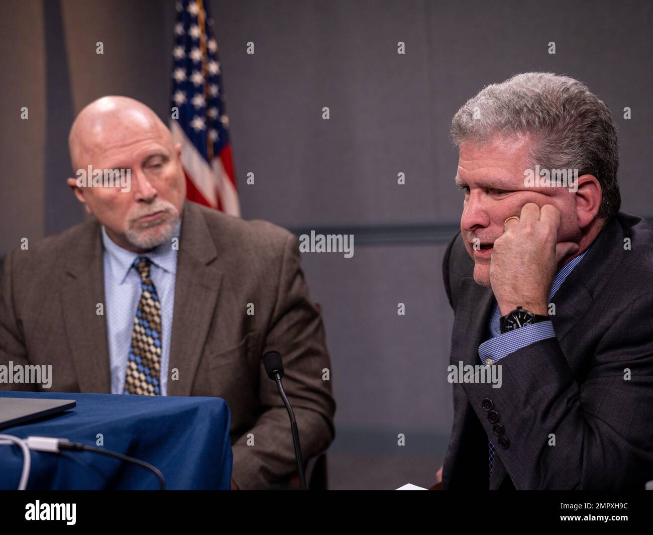 Chef du Bureau de gestion du portefeuille Zero Trust du ministère de la Défense Randy Resnick, Et David McKeown, responsable principal adjoint de l'information par intérim pour la cybersécurité et Directeur principal de la sécurité de l'information du Département, tiennent un exposé de presse virtuel non enregistré et à huis clos sur la publication de la stratégie et de la feuille de route zéro confiance du Département du développement au Pentagone, Washington, D.C., le 22 novembre 2022. (Photo DoD des États-Unis Tech. De la Force aérienne Sgt. Jack Sanders) Banque D'Images