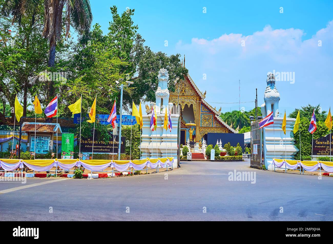 CHIANG MAI, THAÏLANDE - 3 MAI 2019 : temple Wat Phra Singh avec hall Viharn Luang et statues blanches de lion Singha à la porte d'entrée, sur 3 mai à Chian Banque D'Images