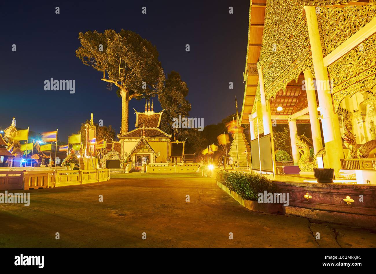 Bâtiments historiques de Sao Inthakin et Phra Viharn Luang de Wat Chedi Luang dans un éclairage lumineux en soirée, Chiang Mai, Thaïlande Banque D'Images