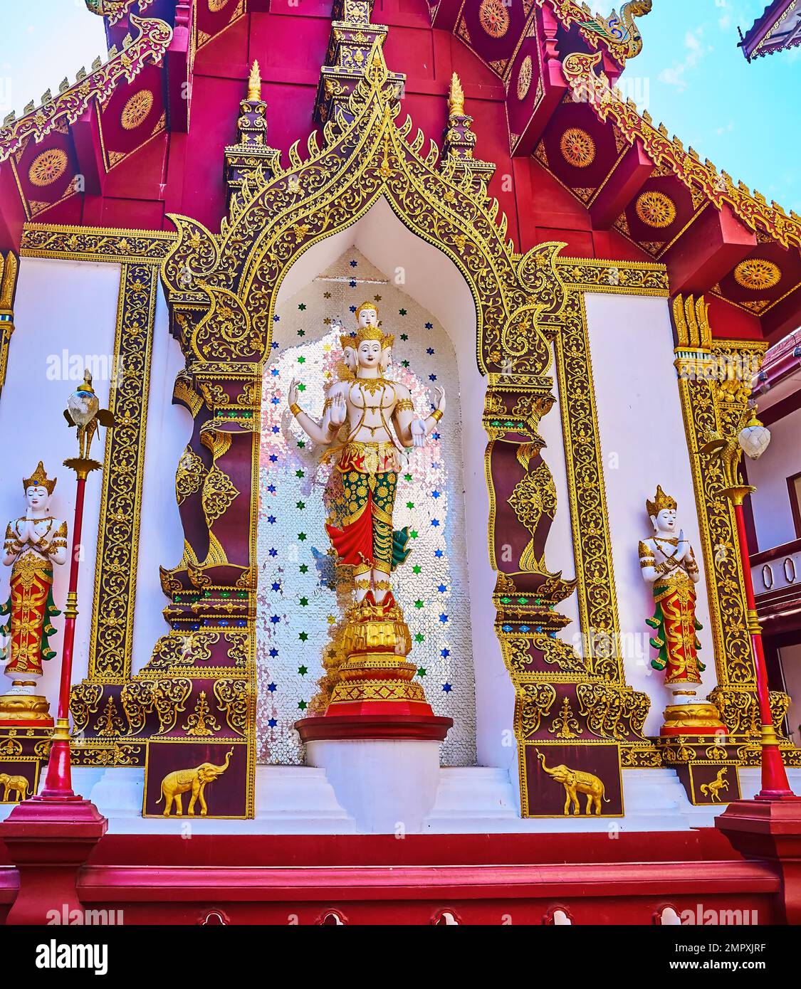 Les statues des divinités de Devata décorent le mur arrière du splendide édifice Ho Trai (dépositaire manuscrit) de Wat Saen Muang Ma, Chiang Mai, Th Banque D'Images