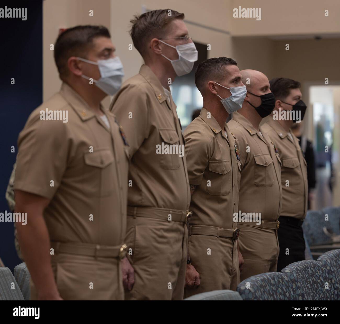 ÉTATS-UNIS Les marins de la division marine 2D sont à l'attention lors de la cérémonie de découpe du ruban du Wallace Creek Medical Center Camp Lejeune, Caroline du Nord, 22 novembre 2022. L'initiative des maisons médicales centrées sur la marine fournit les soins médicaux nécessaires plus près des Marines et des marins en fournissant de multiples services ambulatoires, notamment les soins primaires, la pharmacie, la radiologie, les soins dentaires, la physiothérapie, santé mentale et comportementale entre autres. Banque D'Images