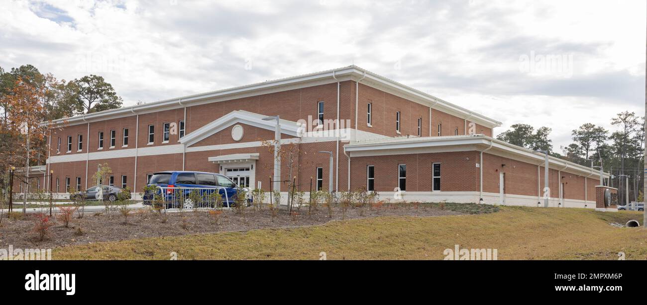 Wallace Creek Medical Center après une cérémonie de découpe du ruban qui a eu lieu à l'occasion de son ouverture au Camp Lejeune, en Caroline du Nord, le 22 novembre 2022. L'initiative des maisons médicales centrées sur la marine fournit les soins médicaux nécessaires plus près des Marines et des marins en fournissant de multiples services ambulatoires, notamment les soins primaires, la pharmacie, la radiologie, les soins dentaires, la physiothérapie, santé mentale et comportementale entre autres. Banque D'Images