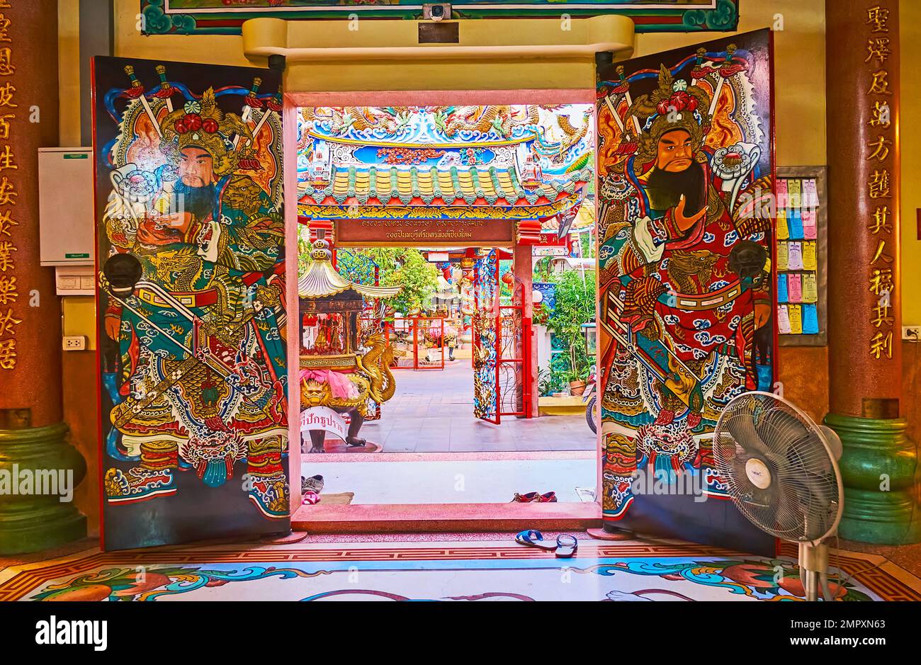 CHIANG MAI, THAÏLANDE - 3 MAI 2019 : les portes d'entrée du sanctuaire chinois de Pung Thao Kong, décoré avec des dieux de porte Menshen peints, sur 3 mai à Chiang Banque D'Images