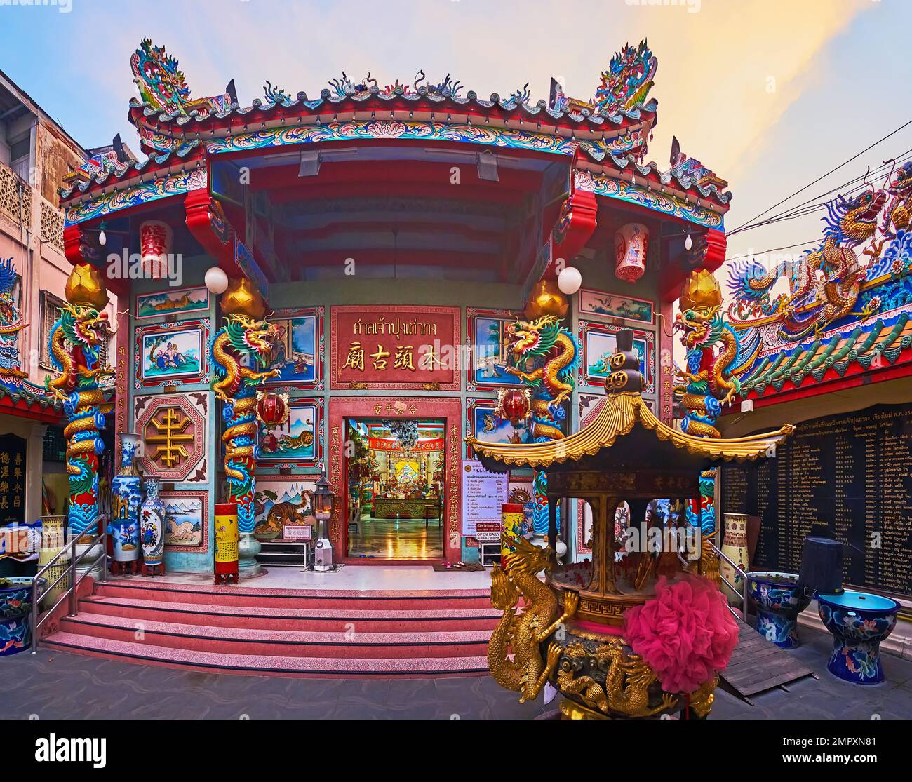 La façade sculptée du sanctuaire Pung Thao Kong avec un toit panoramique, des piliers de dragon, des peintures colorées, Chiang Mai, Thaïlande Banque D'Images