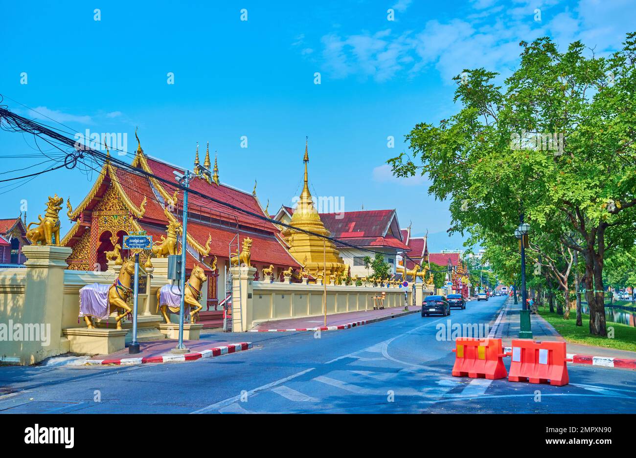 Les chevaux d'or et les lions de Singha aux portes du temple de Wat Khuan Khama, Chiang Mai, Thaïlande Banque D'Images