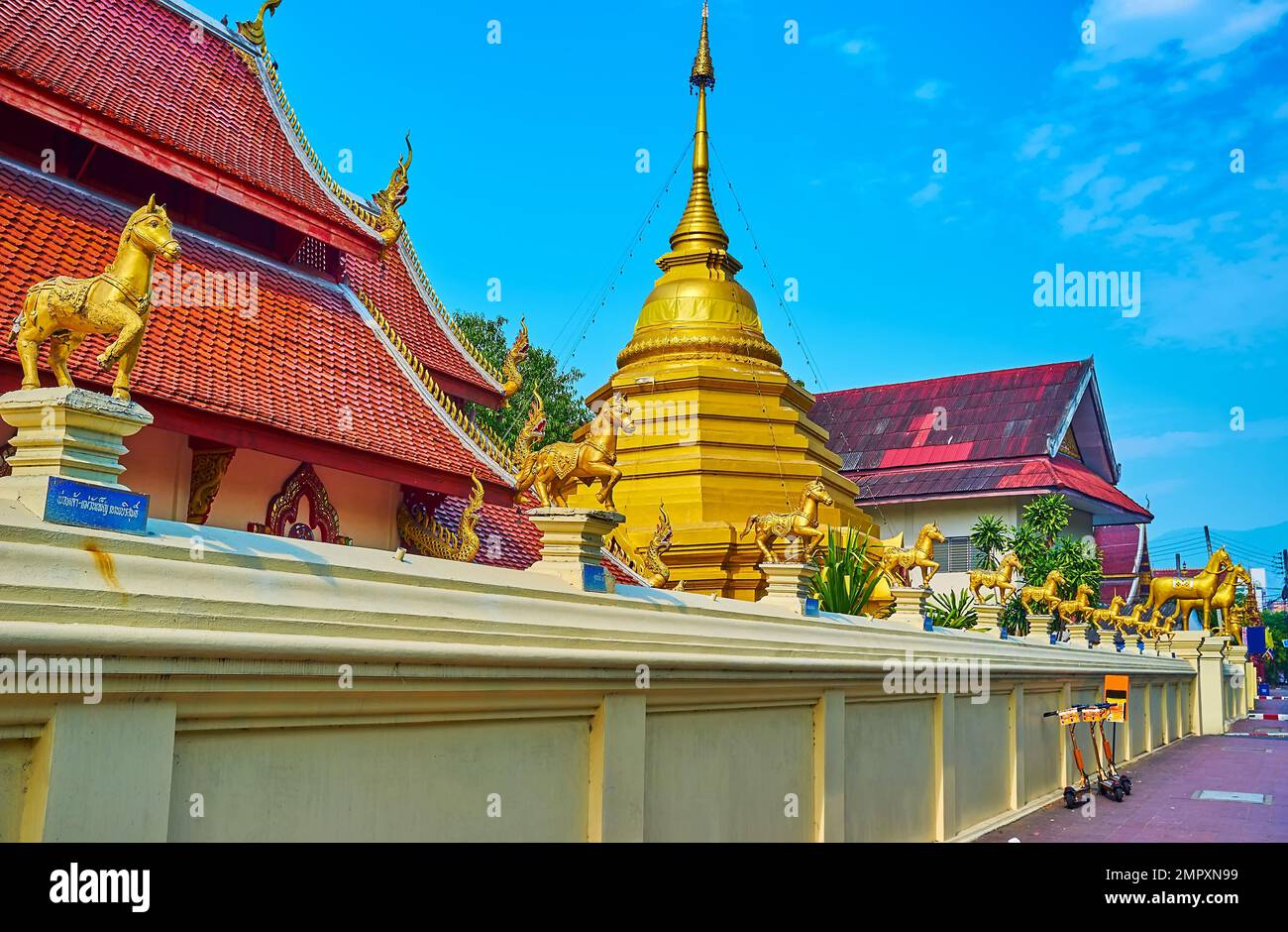 Le chedi de style Lanna, surmonté d'un parapluie hti, temple Wat Khuan Khama, Chiang Mai, Thaïlande Banque D'Images