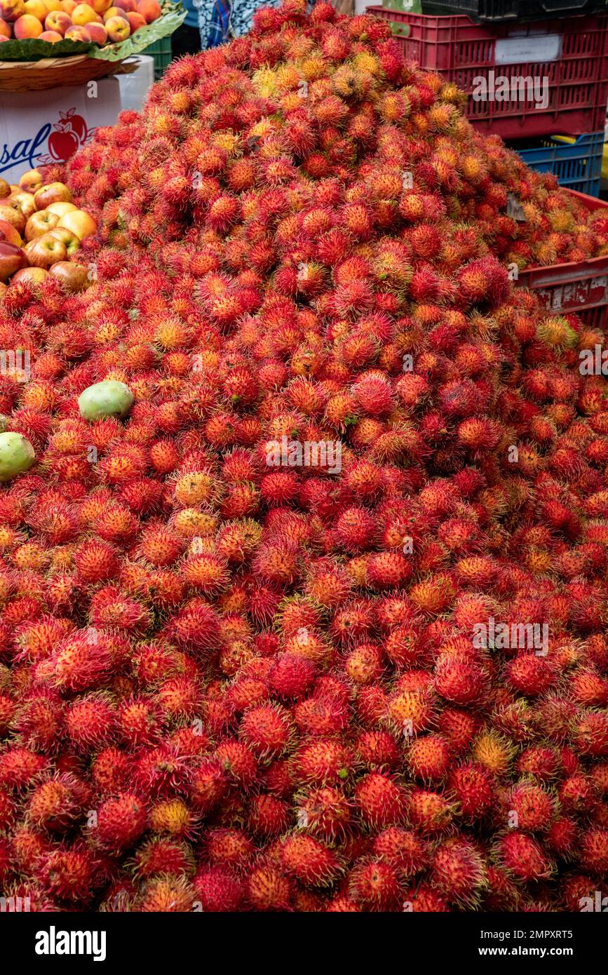 Fruits frais de ramboutan à vendre sur le marché hebdomadaire d'Ocotlan de Morelos dans les vallées centrales d'Oaxaca, au Mexique. Banque D'Images
