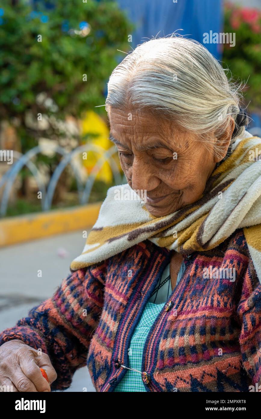 Portrait d'une femme indigène plus âgée sur le marché d'Ocotlan de Morelos dans les vallées centrales d'Oaxaca, au Mexique. Banque D'Images