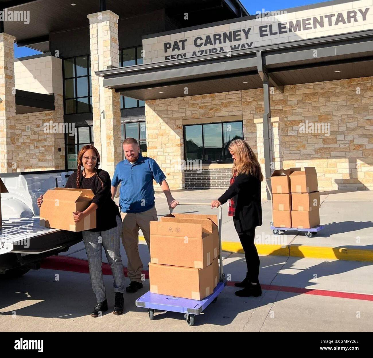 Des agents spéciaux du bureau de campagne du centre du Texas de la Division des enquêtes criminelles du ministère de l'Armée de terre à fort Hood ont recueilli et donné des repas de Thanksgiving à l'école élémentaire Pat Carney à Killeen, Texas, pour soutenir leurs cadeaux de repas de Thanksgiving visant à aider les familles à faible revenu. Les repas comprenaient une dinde ou un bon cadeau, une purée de pommes de terre, des farces, du maïs, des haricots verts, sauce aux canneberges, sauce aux pommes, oranges, en-cas aux fruits, cidre de pomme, sauce, petits pains et autres articles. La Pat Carney Elementary School est le partenaire de l’entreprise d’adoption d’école du Central Texas Field Office et en fait partie Banque D'Images