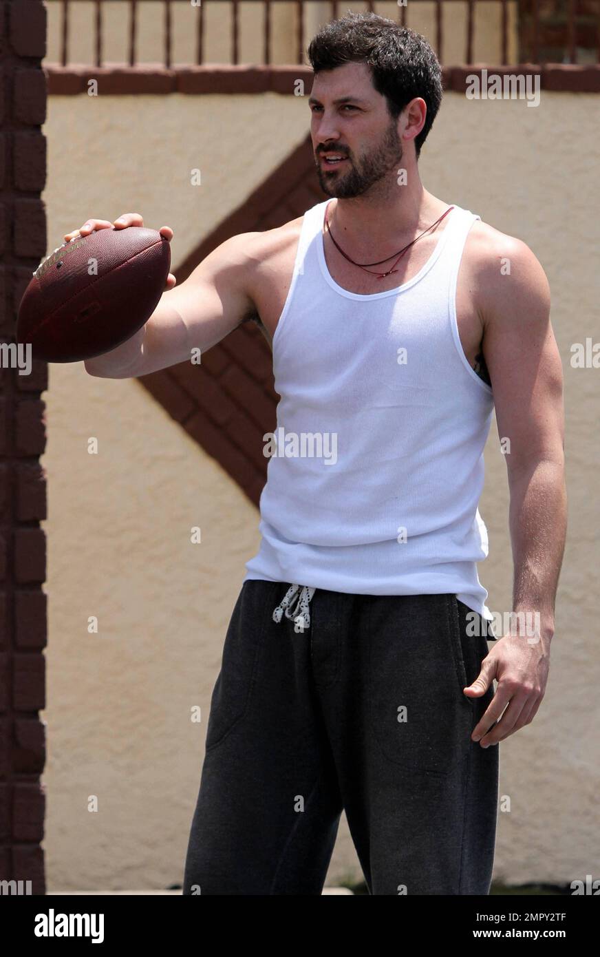 EXCLUSIF !! Maksim Chmerkovskiy lance un football à l'extérieur du studio de répétition pour « Dancing with the Stars » à Hollywood, Californie. 5/20/11. Banque D'Images