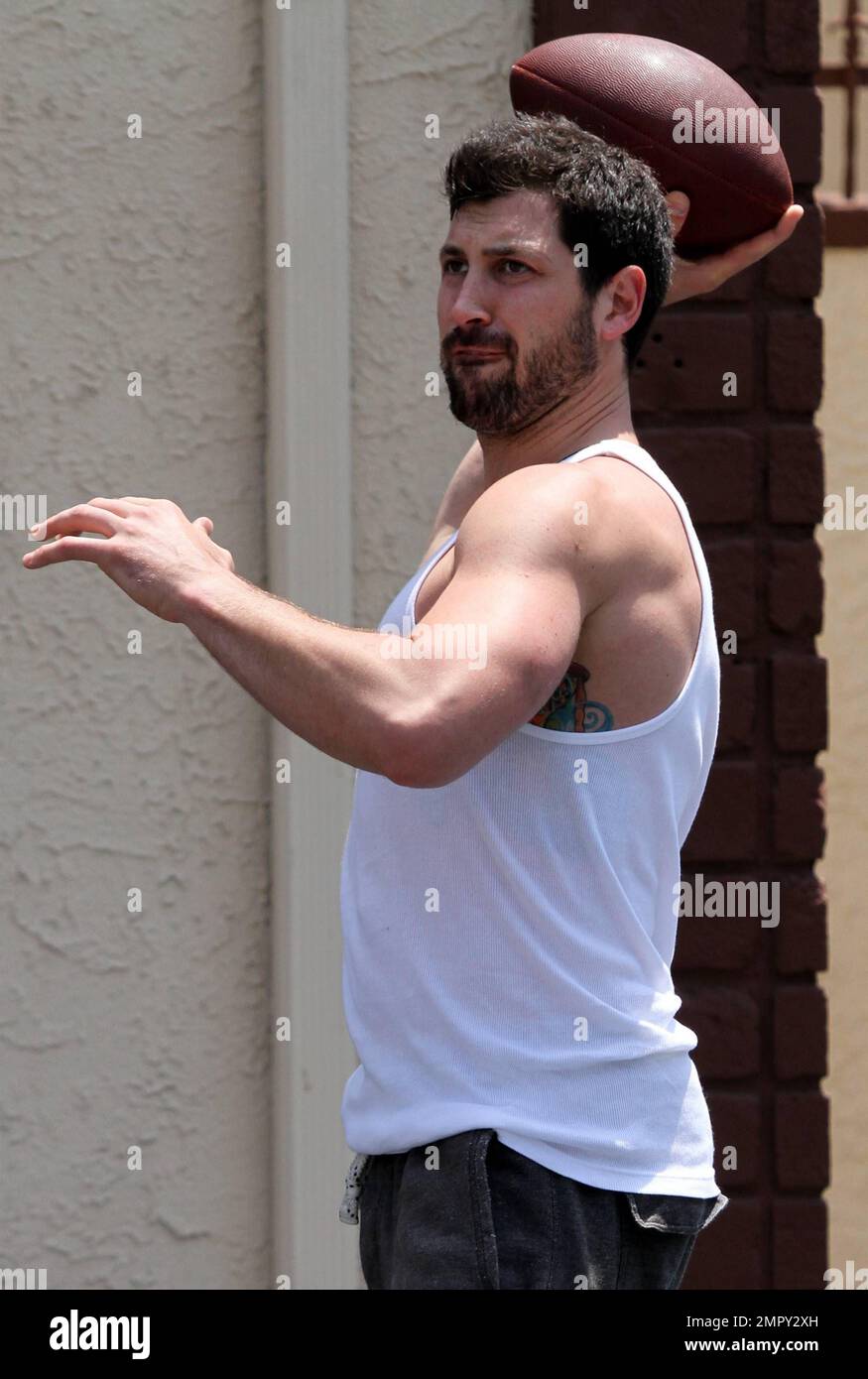 EXCLUSIF !! Maksim Chmerkovskiy lance un football à l'extérieur du studio de répétition pour « Dancing with the Stars » à Hollywood, Californie. 5/20/11. Banque D'Images