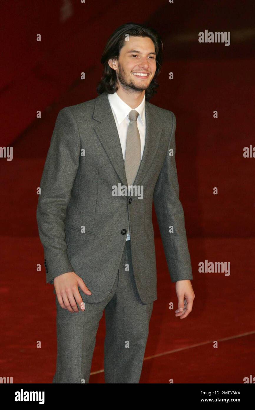 Ben Barnes marche sur le tapis rouge lors de la première de « Easy Virtue » au Festival du film de Rome, en Italie. 10/27/08. Banque D'Images