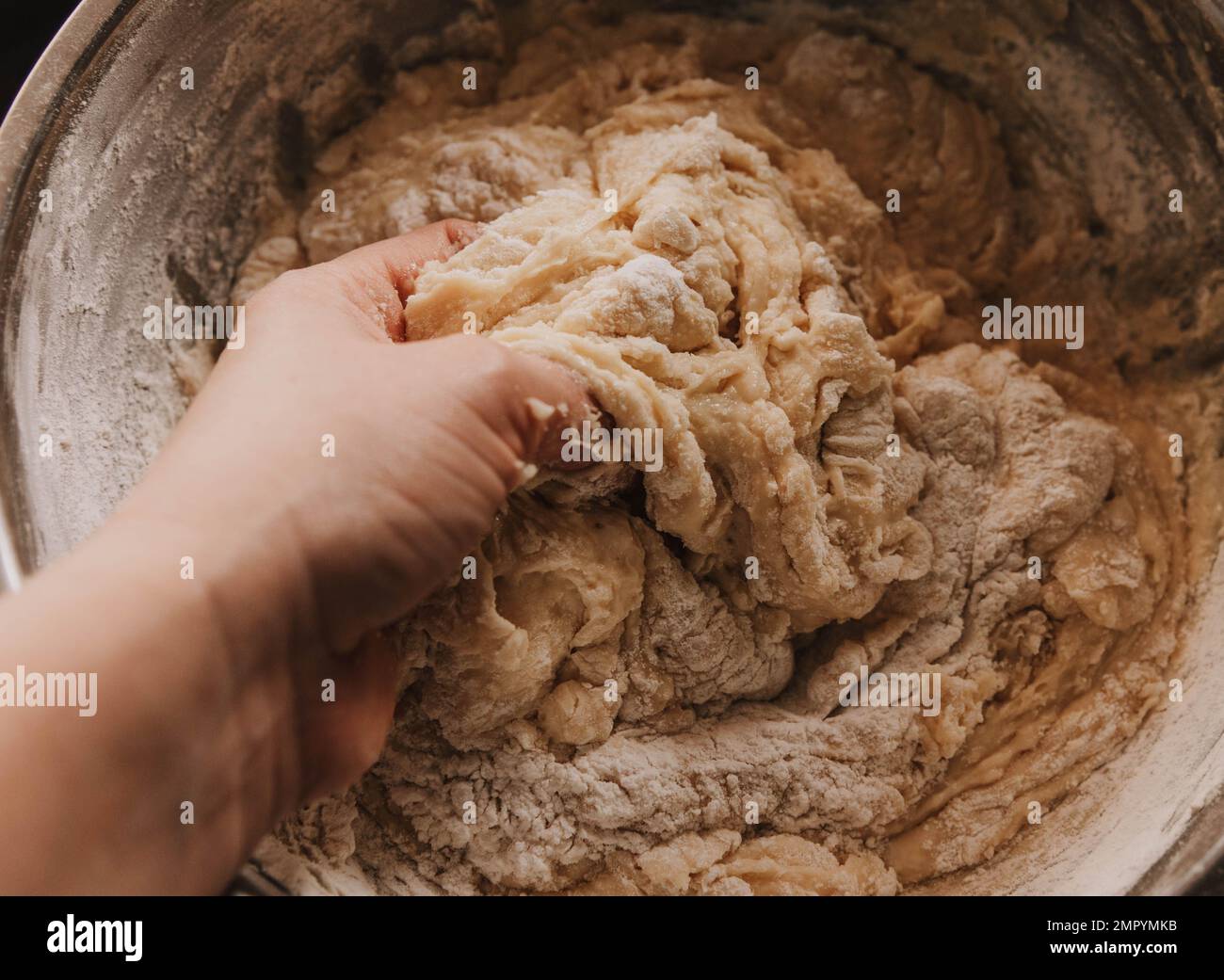 Une femme pétrit de la pâte pour les biscuits. Pétrissage de la pâte. Banque D'Images