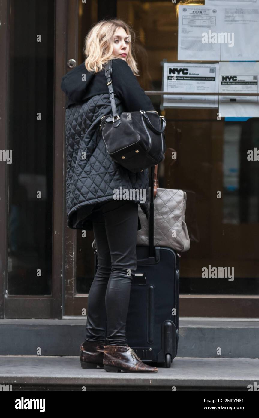 L'actrice Elizabeth Olsen, petite sœur des célèbres jumeaux Mary-Kate Olsen  et Ashley Olsen, a été vue en quittant son appartement West Village avec  ses bagages en main alors qu'elle se rendait à