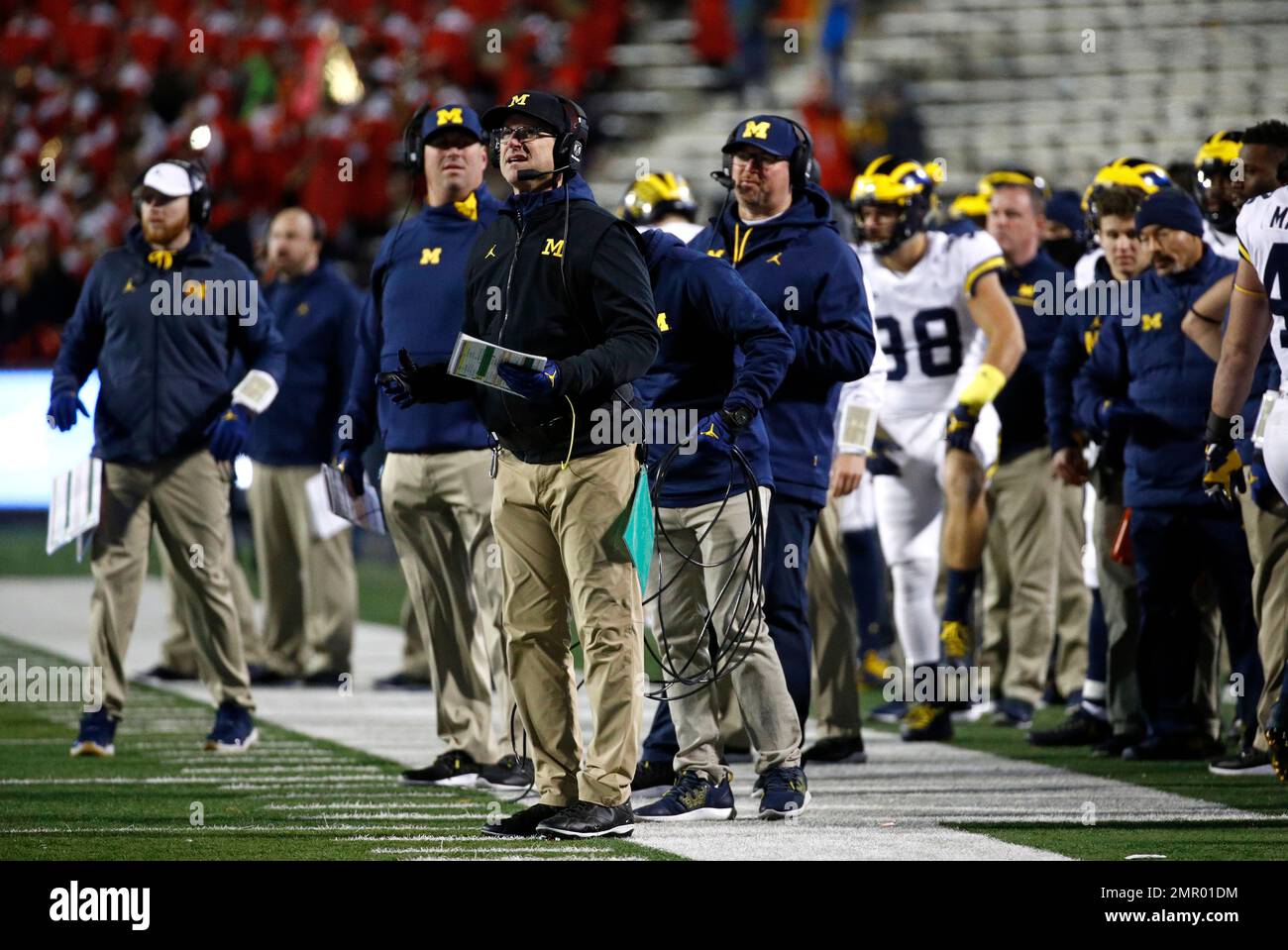 Michigan head coach Jim Harbaugh, center, stands on the sideline in the second half of an NCAA college football game against Maryland in College Park, Md., Saturday, Nov. 11, 2017. (AP Photo/Patrick Semansky) Banque D'Images