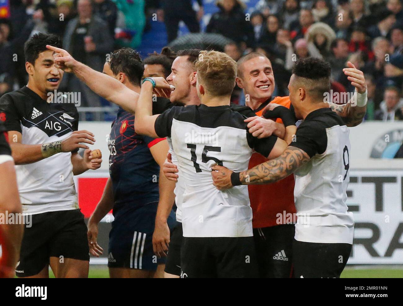 New Zealand's Ryan Crotty, center, celebrates with his teammates after he scores a try during a rugby union international match at Stade de France stadium in Saint Denis, outside Paris, France, Saturday, Nov. 11, 2017. (AP Photo/Michel Euler) Banque D'Images