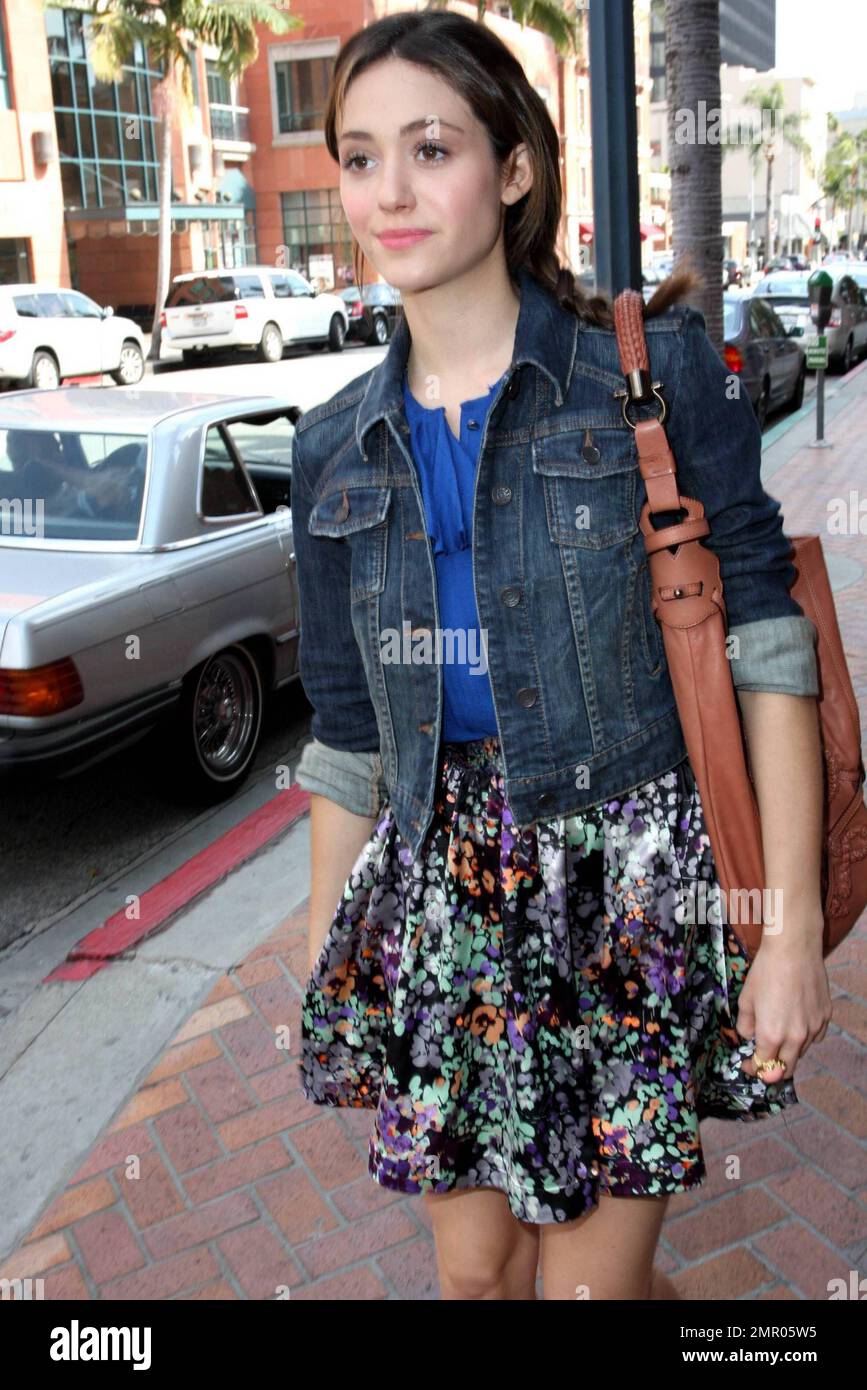 L'actrice Emmy Rossum est prête pour le printemps dans une jupe à motifs et  une veste en Jean tandis qu'elle court à Beverly Hills, en Californie.  3/8/10 Photo Stock - Alamy