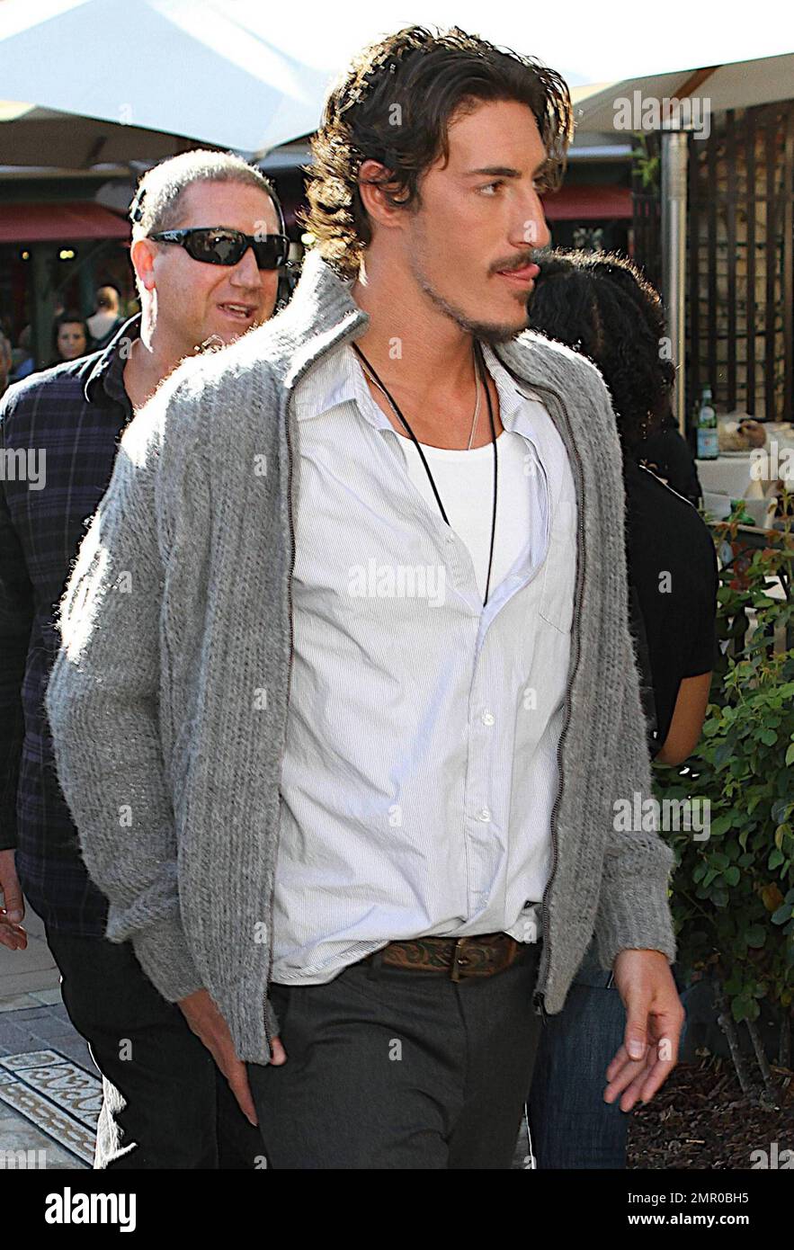 Acteur et star de spectacles, dont la série Showtime « six feet under », Eric Balfour se met en scène lors d'une journée passée au Grove. Aussi musicien, Balfour est le chanteur principal du groupe né sous le nom de Ghosts, anciennement connu sous le nom de Fredalba. Los Angeles, Californie. 11/9/10. Banque D'Images