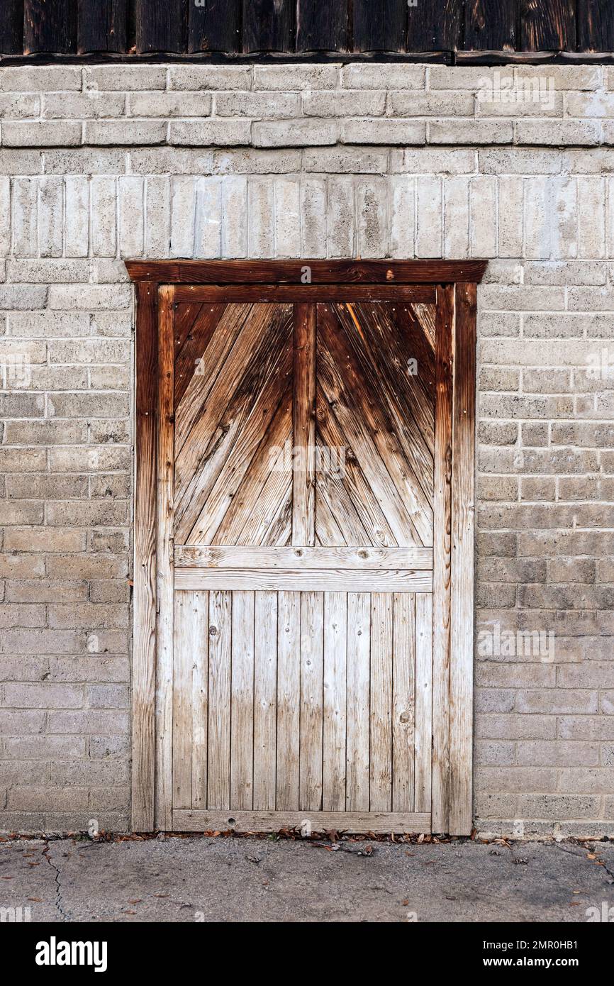 Porte en bois rustique dans un mur de briques Banque D'Images