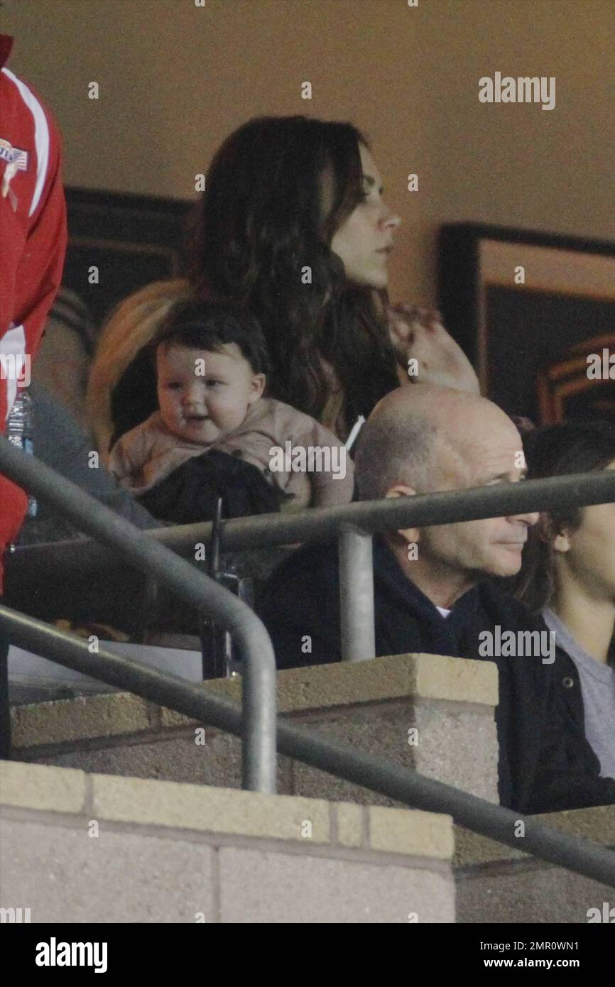 L'actrice Eva Longoria se joint à Victoria Beckham et à sa famille pour regarder David Beckham et la Galaxie lors du premier tour des éliminatoires. EVA semble profiter de son temps avec le clan Beckham comme elle sipe le vin et à un moment ou à un autre tient et joue même avec le bébé Harper Seven, qui a presque 3 mois. Los Angeles, Californie. 3rd novembre 2011. . Banque D'Images