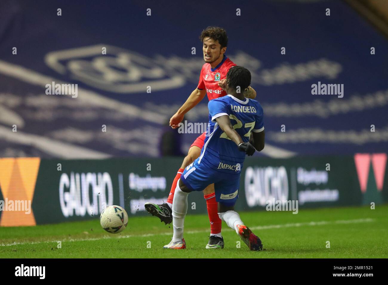 Emmanuel Longelo #23 de Birmingham City s'attaque à Lewis Travis #27 de Blackburn Rovers pendant la coupe Emirates quatrième Round Replay Match Birmingham City vs Blackburn Rovers à St Andrews, Birmingham, Royaume-Uni, 31st janvier 2023 (photo de Gareth Evans/News Images) Banque D'Images