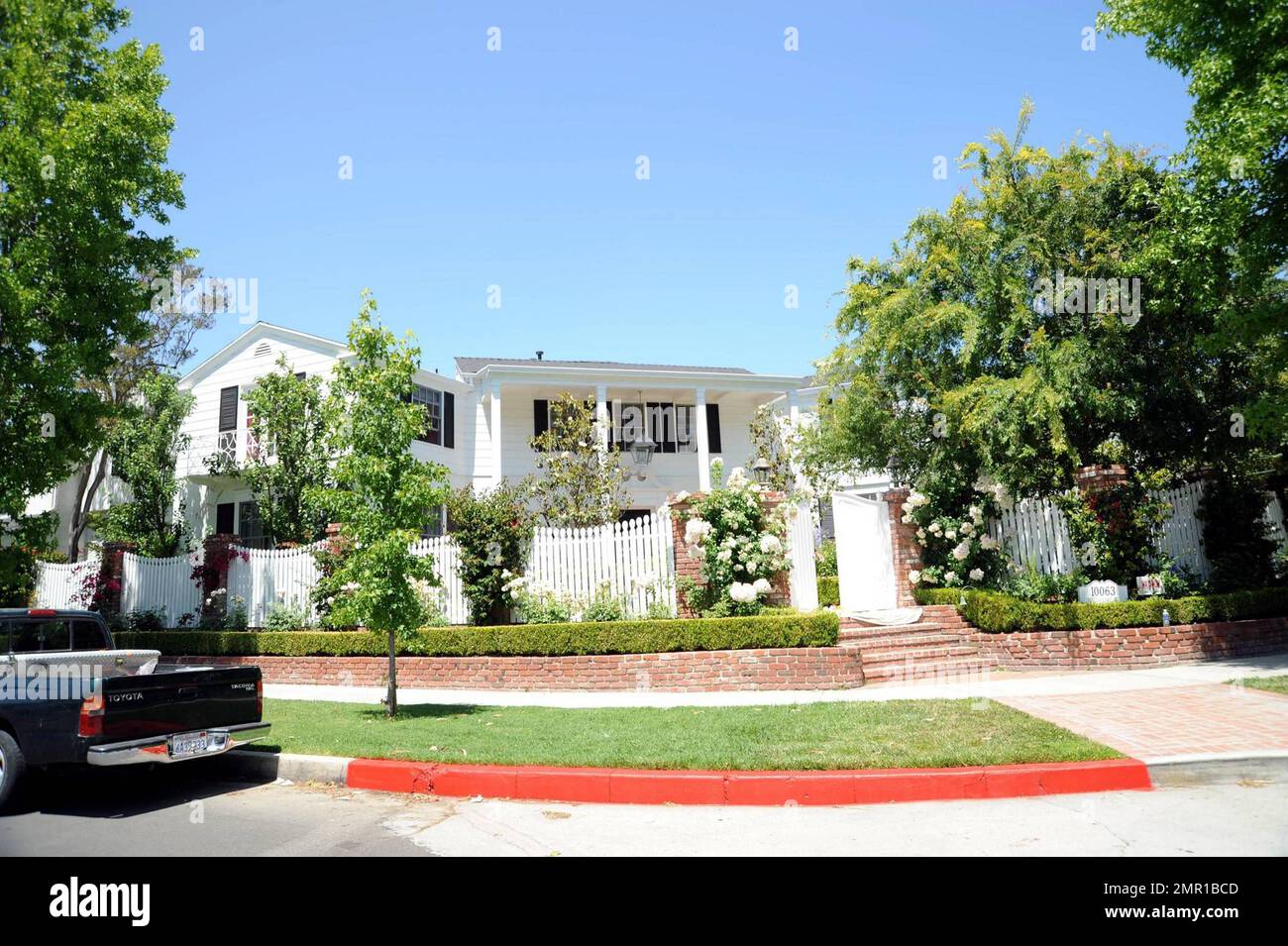 EXCLUSIF !! Vues extérieures de l'acteur « Twilight » Peter Facinelli et de la maison de Toluca Lake de l'actrice « 90210 » Jennie Garth, qu'ils auraient mises en vente. Facinelli et Garth sont mariés depuis 2001 et ont trois filles ensemble, Luca, Lola et Fiona. Selon les rapports, leur maison de six chambres, huit salles de bains, 9000 pieds carrés a été inscrite à $5,9 millions. Les acheteurs intéressés de la belle maison en tableau blanc, qui dispose d'une piscine extérieure, peuvent s'attendre à être des voisins avec Hilary Duff, Miley Cyrus et Jennifer Love Hewitt qui vivent tous actuellement dans la région. Los Angeles, C. Banque D'Images