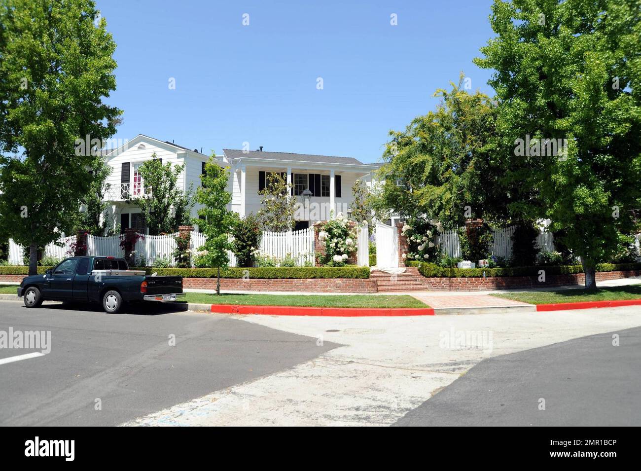 EXCLUSIF !! Vues extérieures de l'acteur « Twilight » Peter Facinelli et de la maison de Toluca Lake de l'actrice « 90210 » Jennie Garth, qu'ils auraient mises en vente. Facinelli et Garth sont mariés depuis 2001 et ont trois filles ensemble, Luca, Lola et Fiona. Selon les rapports, leur maison de six chambres, huit salles de bains, 9000 pieds carrés a été inscrite à $5,9 millions. Les acheteurs intéressés de la belle maison en tableau blanc, qui dispose d'une piscine extérieure, peuvent s'attendre à être des voisins avec Hilary Duff, Miley Cyrus et Jennifer Love Hewitt qui vivent tous actuellement dans la région. Los Angeles, C. Banque D'Images