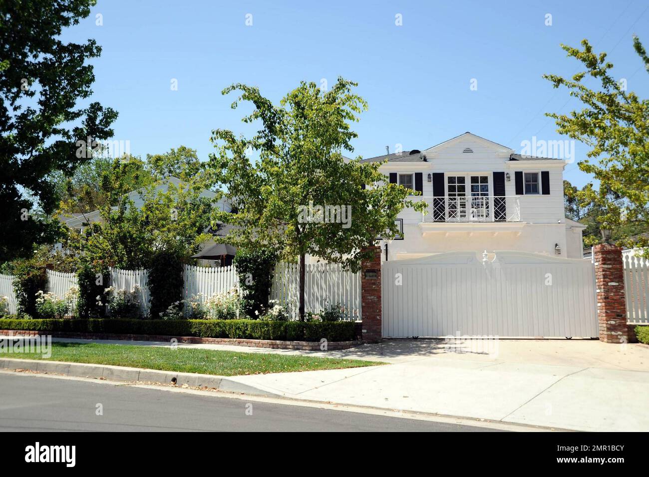 EXCLUSIF !! Vues extérieures de l'acteur « Twilight » Peter Facinelli et de la maison de Toluca Lake de l'actrice « 90210 » Jennie Garth, qu'ils auraient mises en vente. Facinelli et Garth sont mariés depuis 2001 et ont trois filles ensemble, Luca, Lola et Fiona. Selon les rapports, leur maison de six chambres, huit salles de bains, 9000 pieds carrés a été inscrite à $5,9 millions. Les acheteurs intéressés de la belle maison en tableau blanc, qui dispose d'une piscine extérieure, peuvent s'attendre à être des voisins avec Hilary Duff, Miley Cyrus et Jennifer Love Hewitt qui vivent tous actuellement dans la région. Los Angeles, C. Banque D'Images