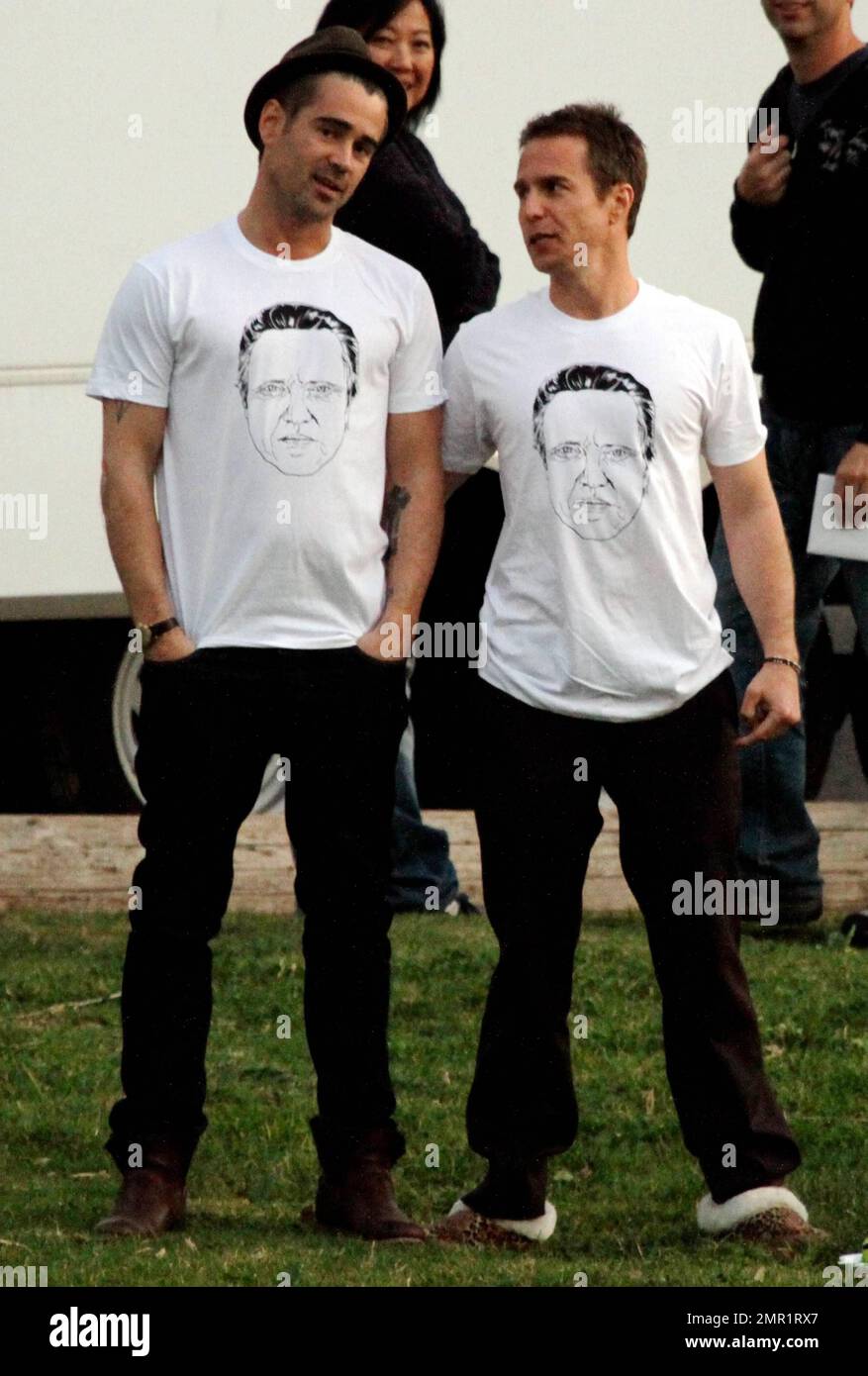 EXCLUSIF !! Colin Farrell, Sam Rockwell et Abbie Cornish films scènes sur l'ensemble de leur nouveau film "Seven psychopathes" sur place à LA. Pendant le tournage, Farrell et Rockwell portaient des t-shirts assortis avec un dessin du visage de la co-star Christopher Walken. Le film raconte l'histoire d'un scénariste (Farrell) qui est pris dans le complot d'enlèvement de chien de son ami (Rockwell). Woody Harrelson est également une des stars. Los Angeles, Californie. 6th janvier 2012. Banque D'Images