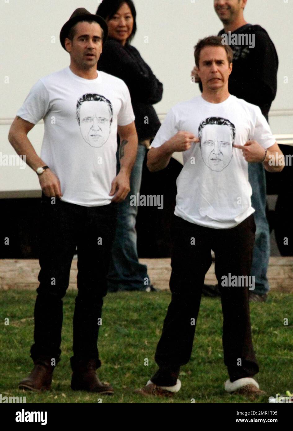 EXCLUSIF !! Colin Farrell, Sam Rockwell et Abbie Cornish films scènes sur l'ensemble de leur nouveau film "Seven psychopathes" sur place à LA. Pendant le tournage, Farrell et Rockwell portaient des t-shirts assortis avec un dessin du visage de la co-star Christopher Walken. Le film raconte l'histoire d'un scénariste (Farrell) qui est pris dans le complot d'enlèvement de chien de son ami (Rockwell). Woody Harrelson est également une des stars. Los Angeles, Californie. 6th janvier 2012. Banque D'Images