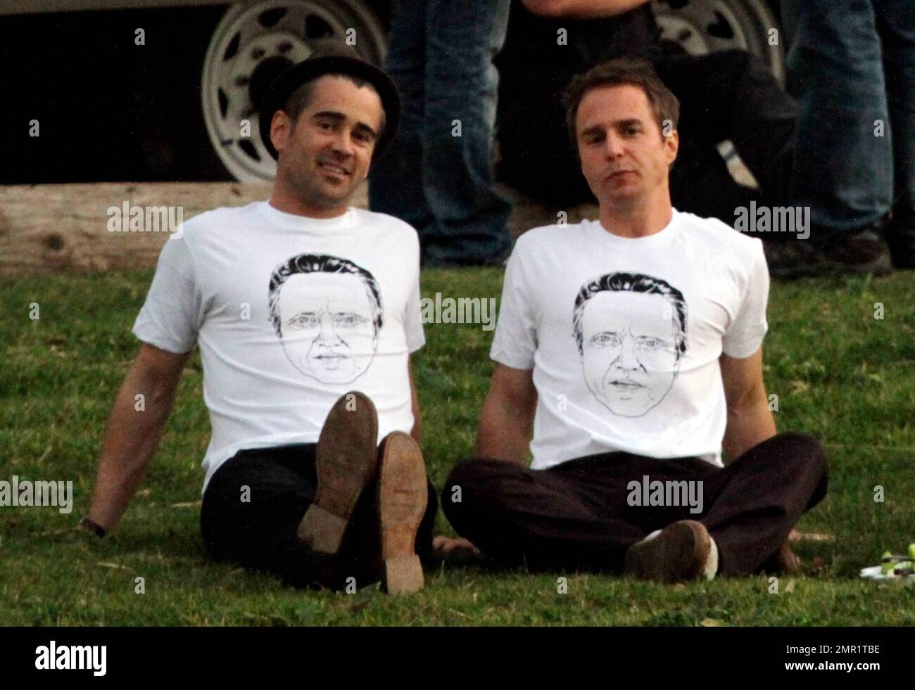 EXCLUSIF !! Colin Farrell, Sam Rockwell et Abbie Cornish films scènes sur l'ensemble de leur nouveau film "Seven psychopathes" sur place à LA. Pendant le tournage, Farrell et Rockwell portaient des t-shirts assortis avec un dessin du visage de la co-star Christopher Walken. Le film raconte l'histoire d'un scénariste (Farrell) qui est pris dans le complot d'enlèvement de chien de son ami (Rockwell). Woody Harrelson est également une des stars. Los Angeles, Californie. 6th janvier 2012. Banque D'Images